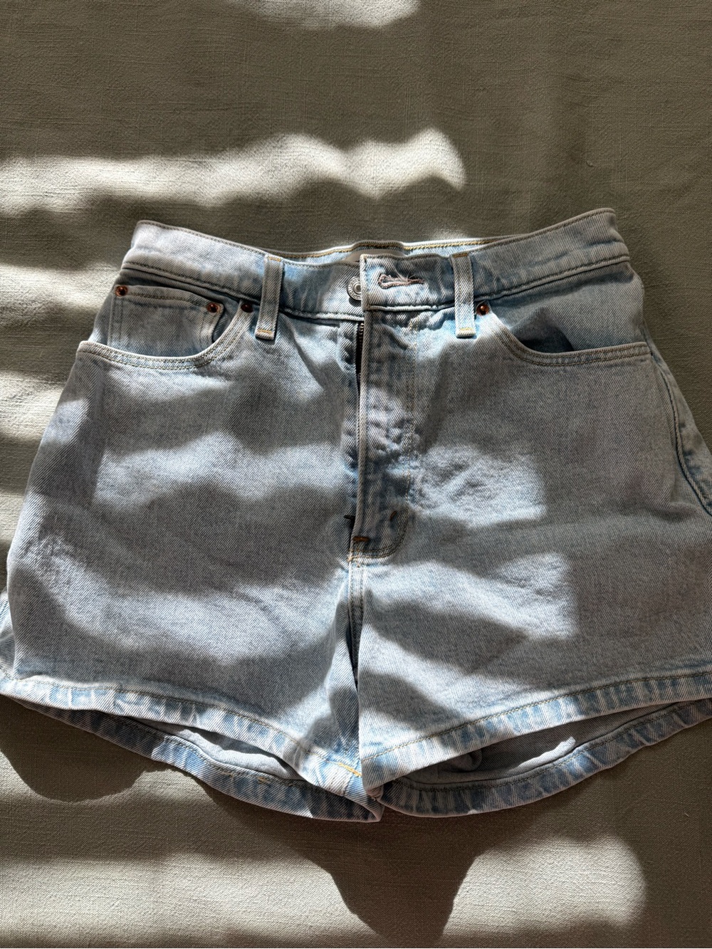 Abercrombie & Fitch The 4” Mom Short **curve love
